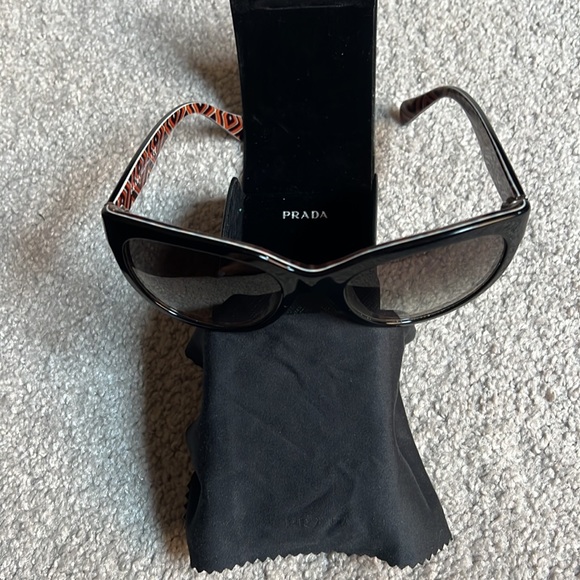 100% authentic PRADA sunglasses - Picture 4 of 4